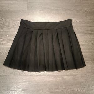 NWOT 4XL Black Pleated Skirt w/Velcro Closure